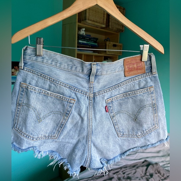 Levi’s shorts W28 - Picture 2 of 3